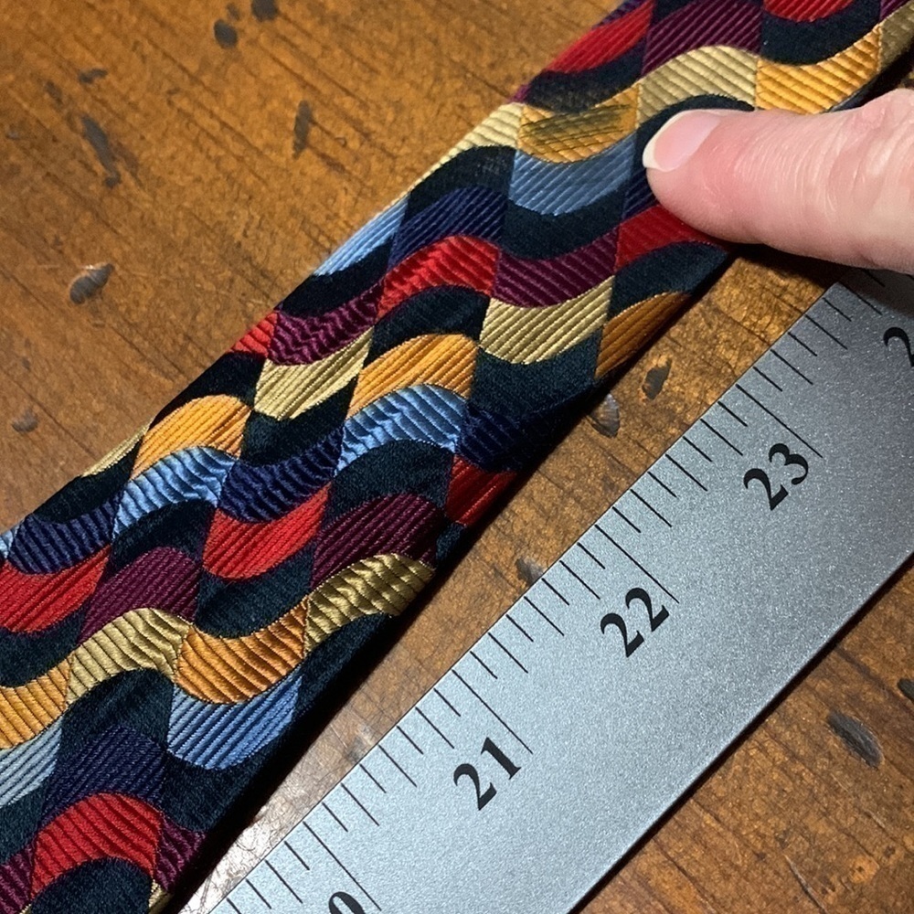 Vintage Neiman Marcus navy, red, gold and blue 100% seta silk necktie - Picture 10 of 10